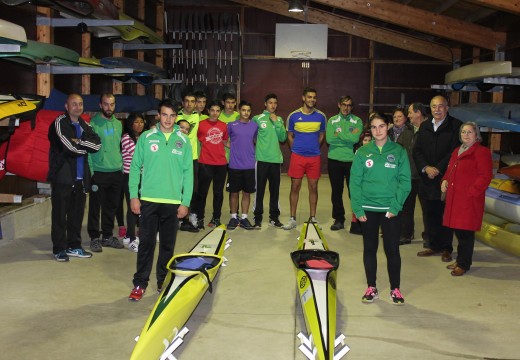 O Concello de Brión entrega 3 novas piraguas aos deportistas locais Luís Guilbert e Laura Ardións e ao club Ribeiras do Tambre